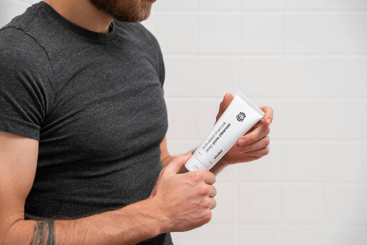 Comparison table: natural vs. conventional aftershave by ingredients, skin benefits, price, and irritation risk