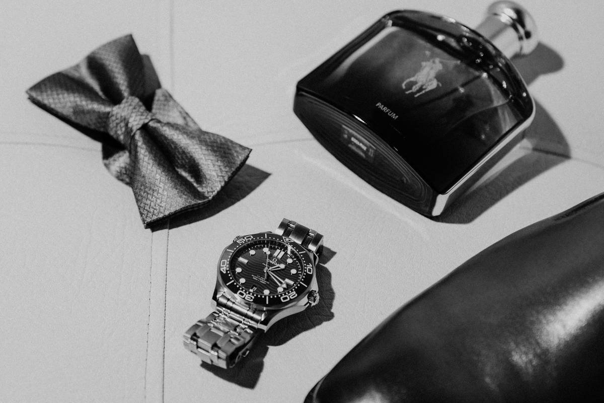 Fragrance wheel showing classic aftershave scent notes: citrus top, herbal heart, woody base