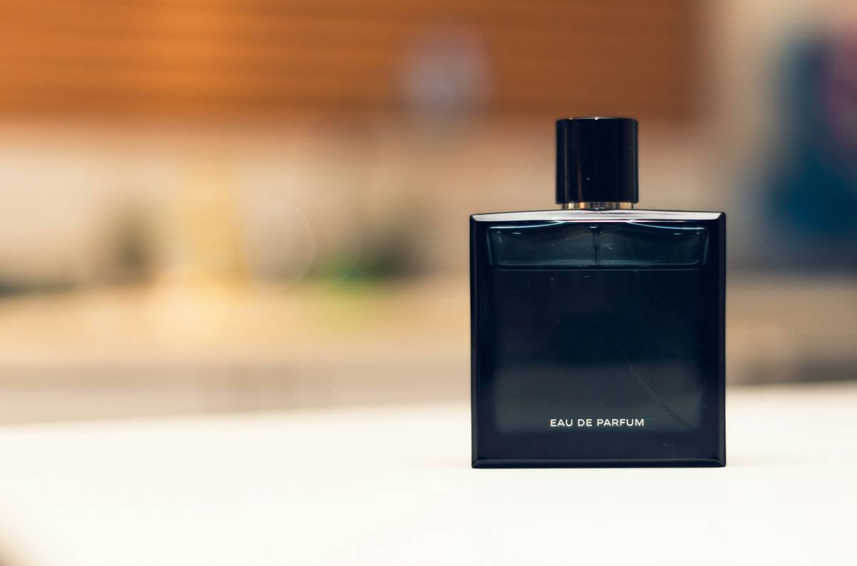 Bar chart showing top preferred aftershave scent notes among men: citrus (42%), mint/eucalyptus (28%), light woods (19%), floral/herbal (8%), other (3%)