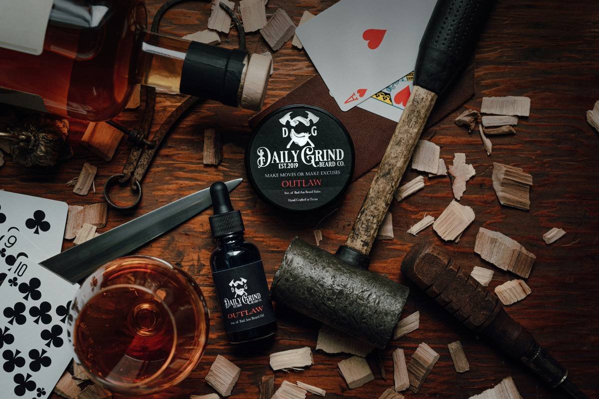 Chart comparing alcohol-based vs. alcohol-free aftershave ingredients showing moisture retention levels over 2 hours
